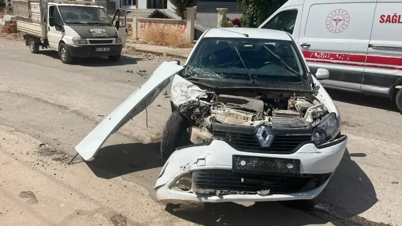 Adıyaman’da iki otomobilin çarpıştığı kazada 2 kişi yaralandı